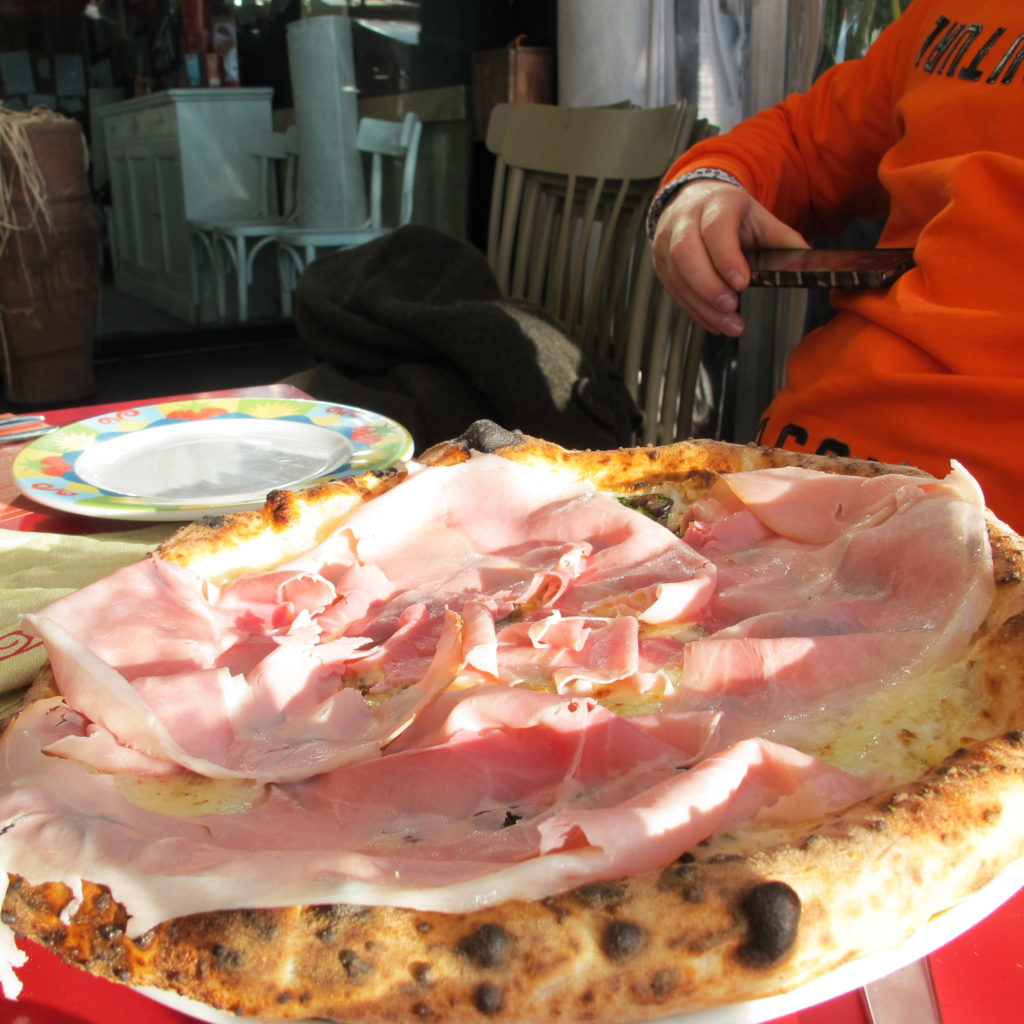 la pziza con cotto selezione, Provolone del Monaco, fonduta di Mozzarella, pecorino Bagnolese ed erborinato di Bufala 