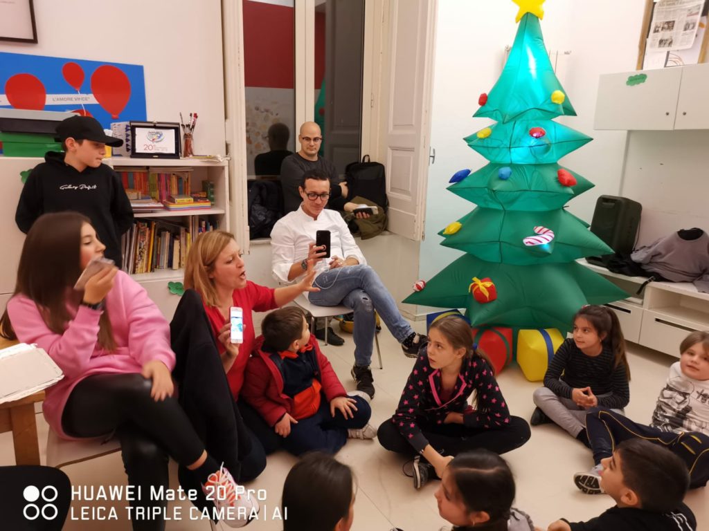 La pizza fritta di Zia Esterina con il nuovo vestito dei bimbi della Sanità